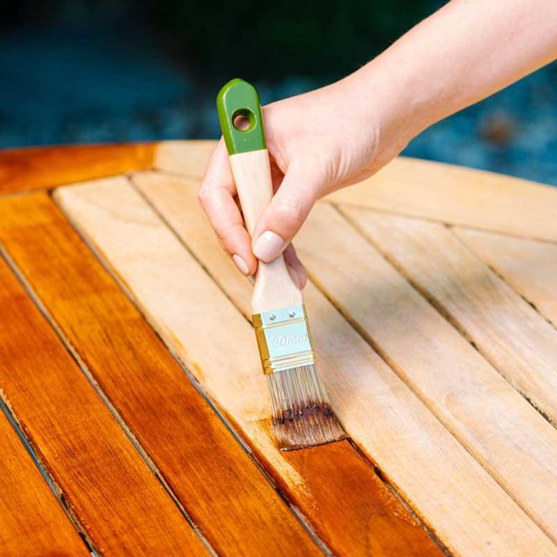 4. Aplikasikan pelitur dan pernis pada furnitur