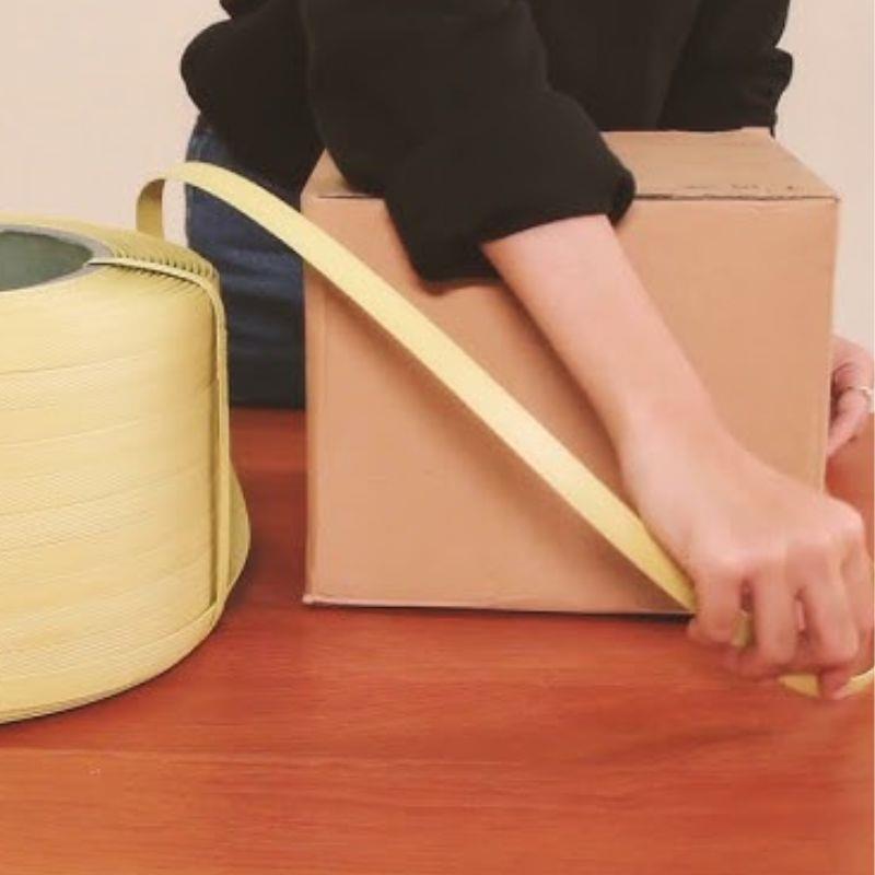 Lilitkan Strapping Band di Sekitar Barang