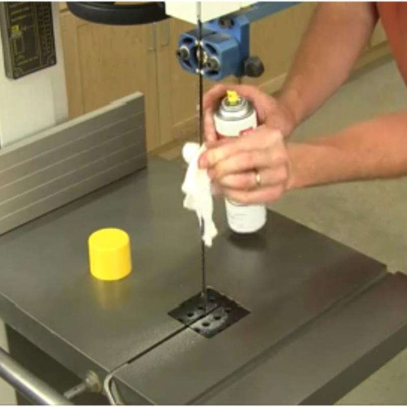 1. Membersihkan Scroll Band Saw Secara Rutin