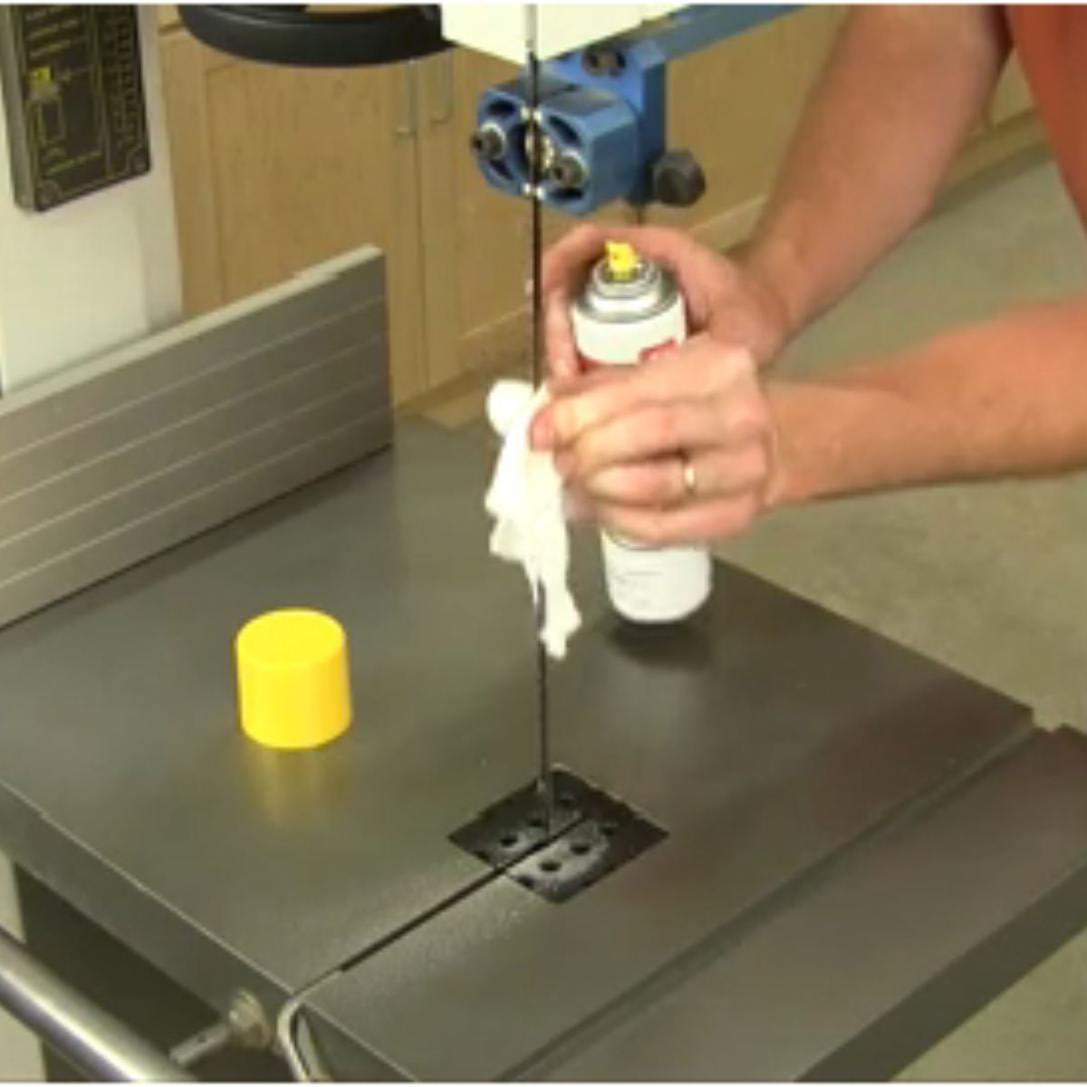 1. Membersihkan Scroll Band Saw Secara Rutin