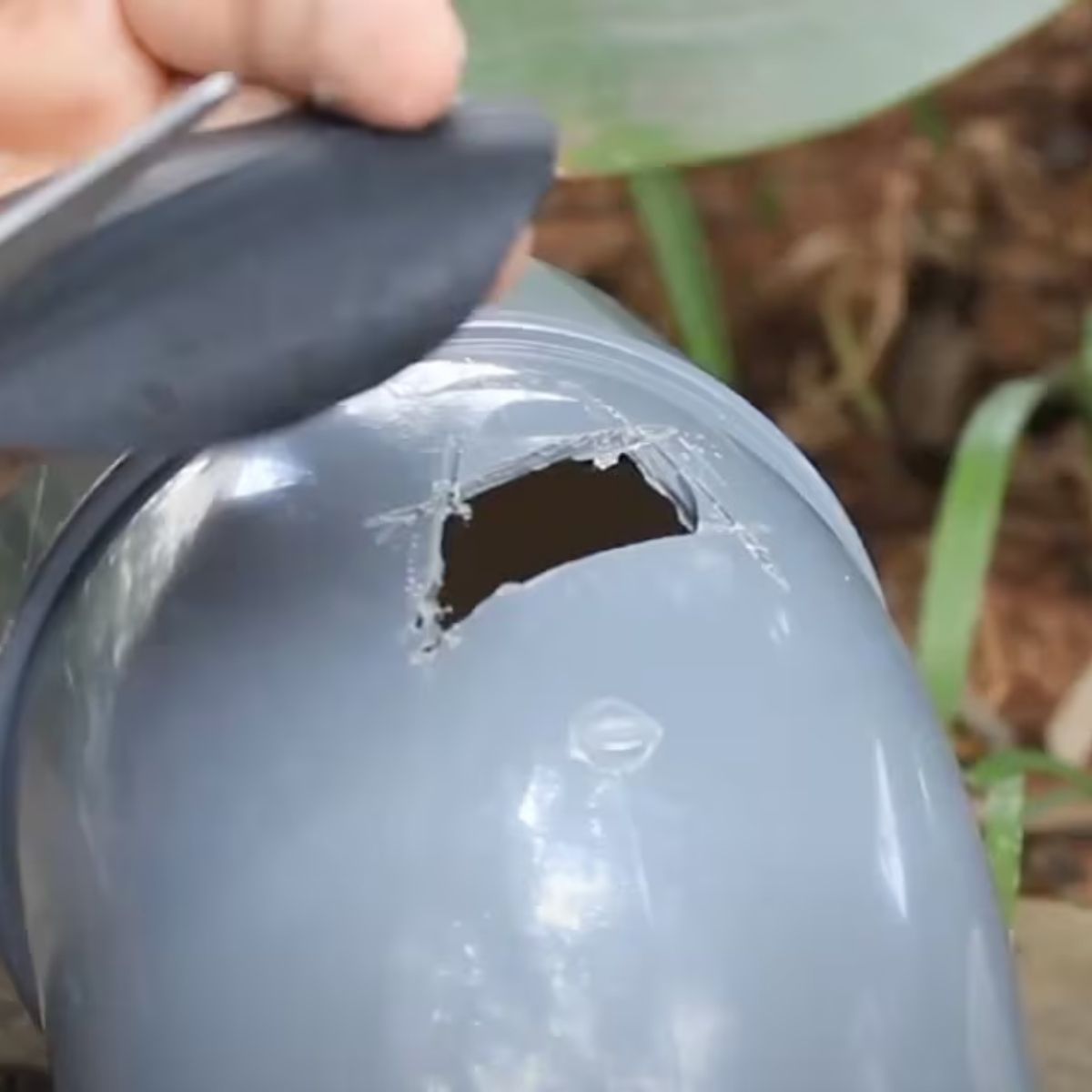 Penyebab Pipa PVC Mudah Retak Saat Dipotong